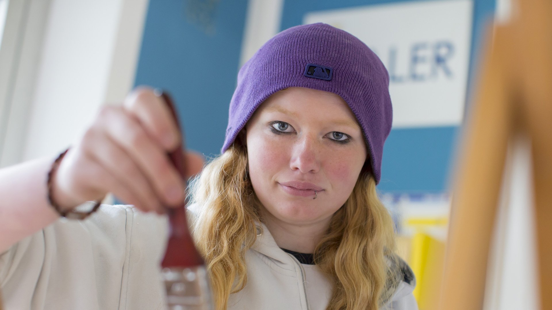 Auszubildende führt Lehrtätigkeit im Rahmen ihrer Ausbildung zur Malerin und Lackiererin aus