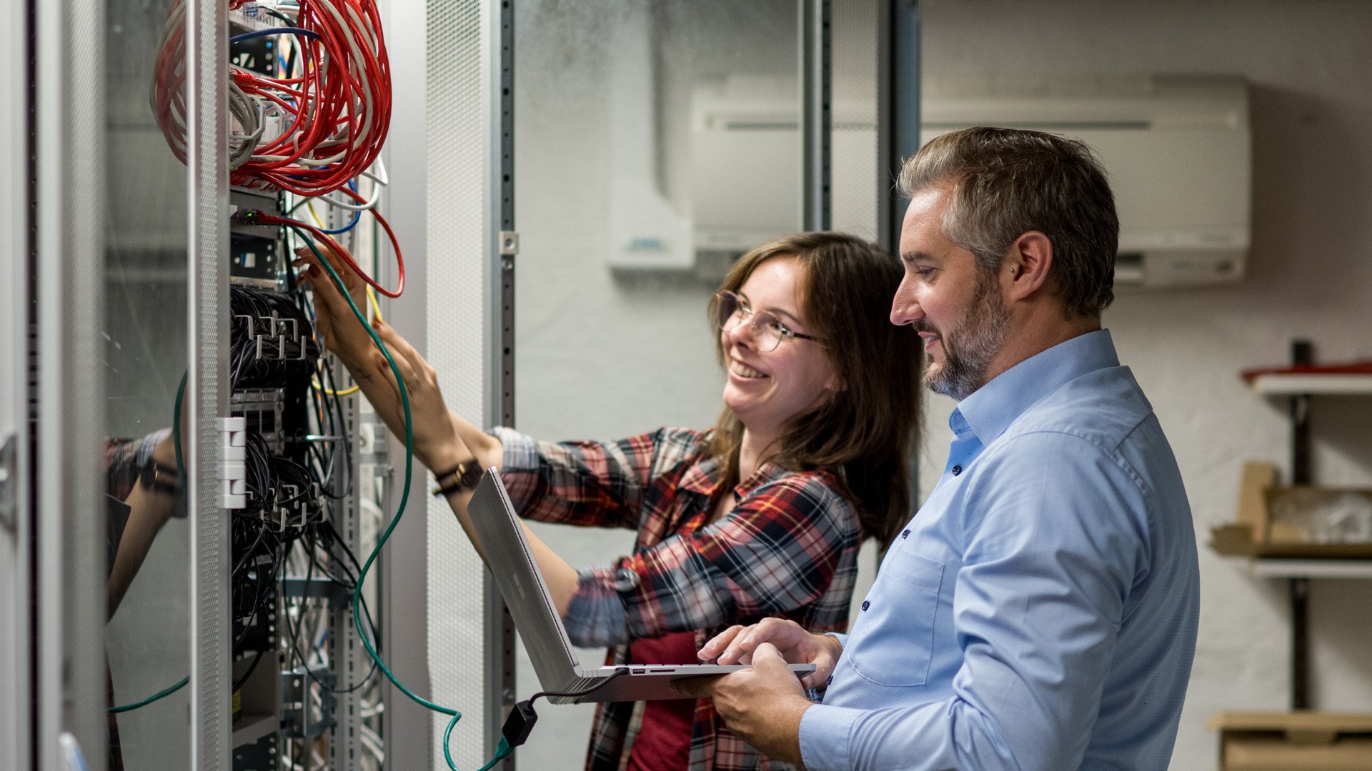 Fachinformatikerin Systemintegration in Ausbildung bei Lehrsituation mit Ausbilder