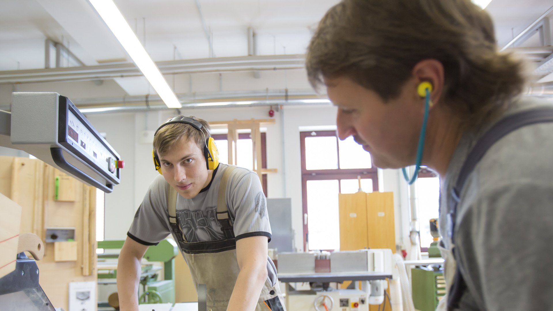 Jugendlicher lernt bei der Arbeitserprobung den Beruf in der Praxis kennen