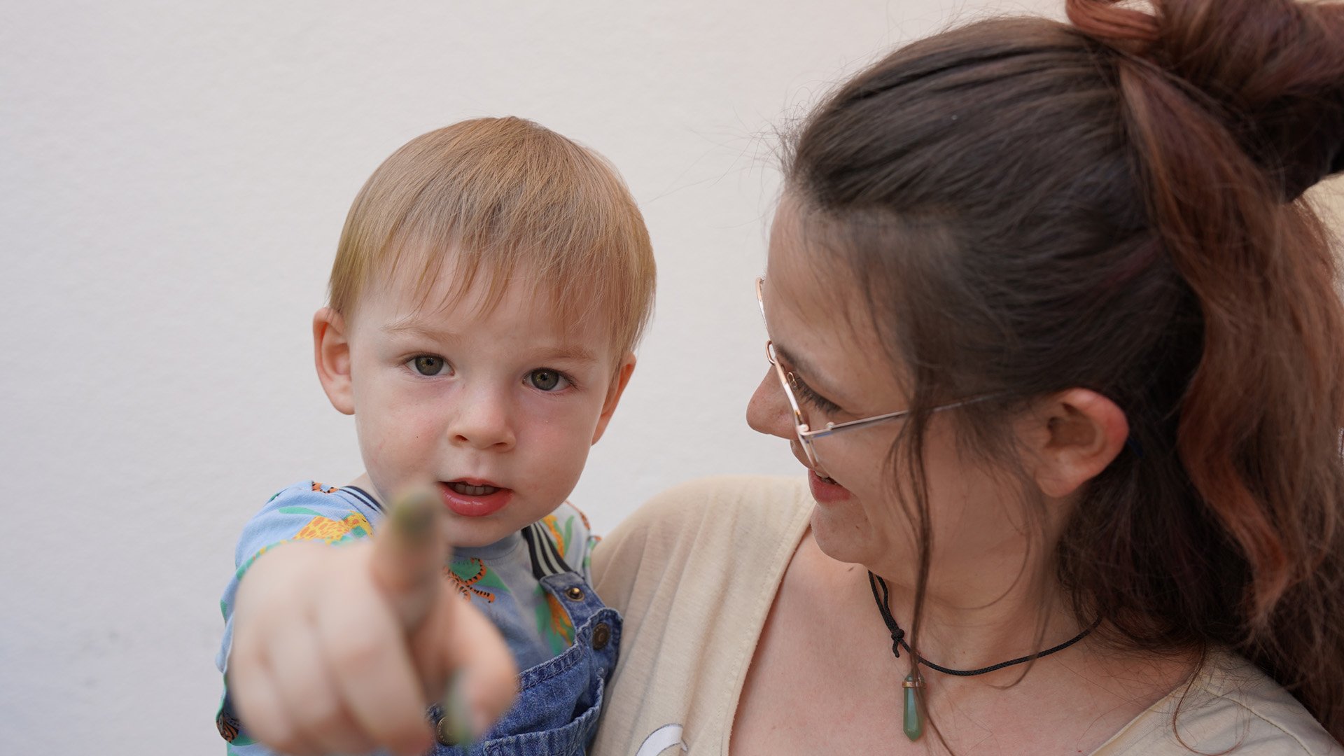 Junge Mutter mit ihrem Sohn lebt im Mutter-Vater-Kind-Wohnen