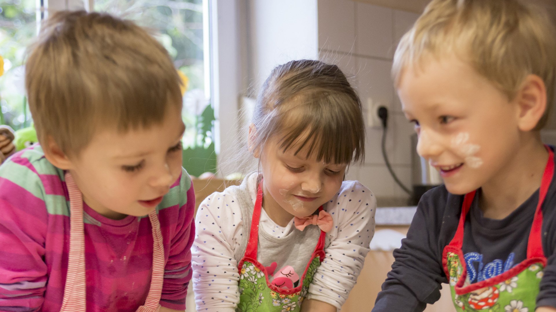 Kinder der Vorschulgruppe in der Heilpädagogischen Tagesstätte in Backsituation