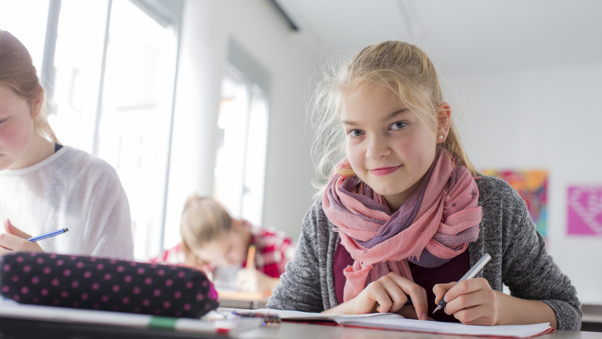 Schülerin in Unterrichtssituation der Klasse der Kinder- und Jugendpsychiatrie