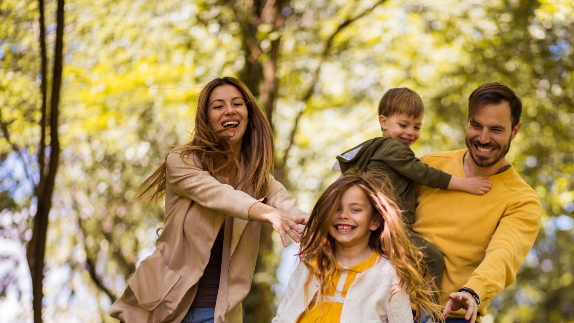 Fröhliche Familie besucht Vortragsreihe rund um die Familie