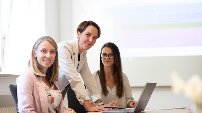 Lehrsituation Ausbildung Kauffrau für Büromanagement Auszubildende Kauffrau für Büromanagement mit Ausbilderin in Lernsituation.