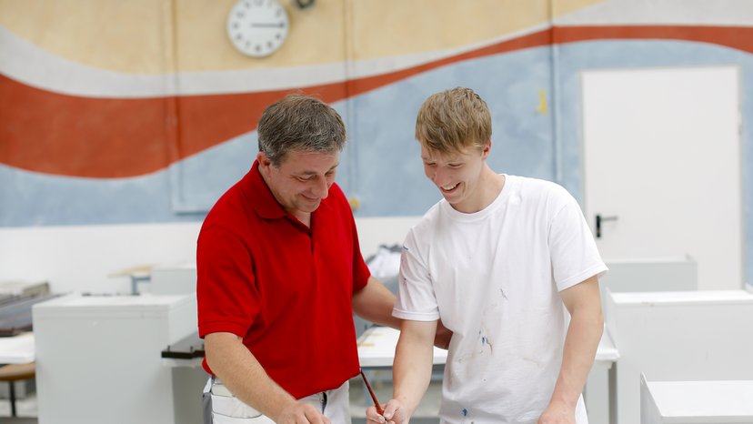 Lehrsituation Fachpraktiker Maler und Lackierer Auszubildender Fachpraktiker Maler und Lackierer mit Ausbilder in Lernsituation