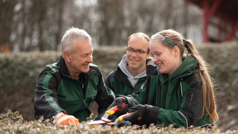 Lehrsituation Ausbildung Werker Garten- und Landschaftsbau Auszubildende Werker Garten- und Landschaftsbau mit Ausbilder in Lernsituation