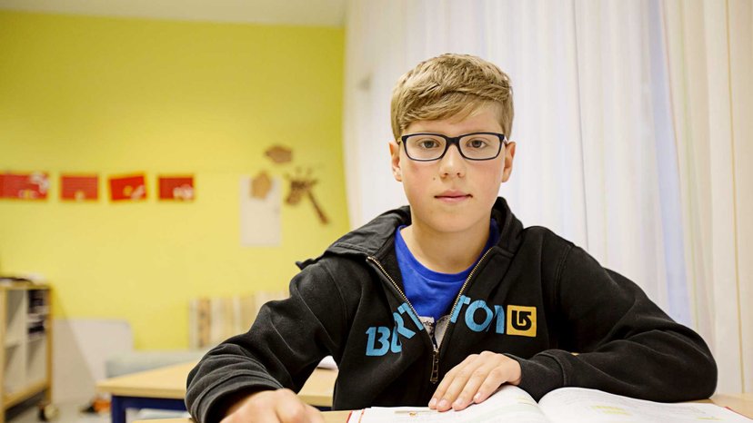 Schüler der Jahrgangsstufe 1-9 in der Philipp-Neri-Schule Schüler der 1. bis 9. Jahrgangsstufe im Klassenzimmer der Philipp-Neri-Schule